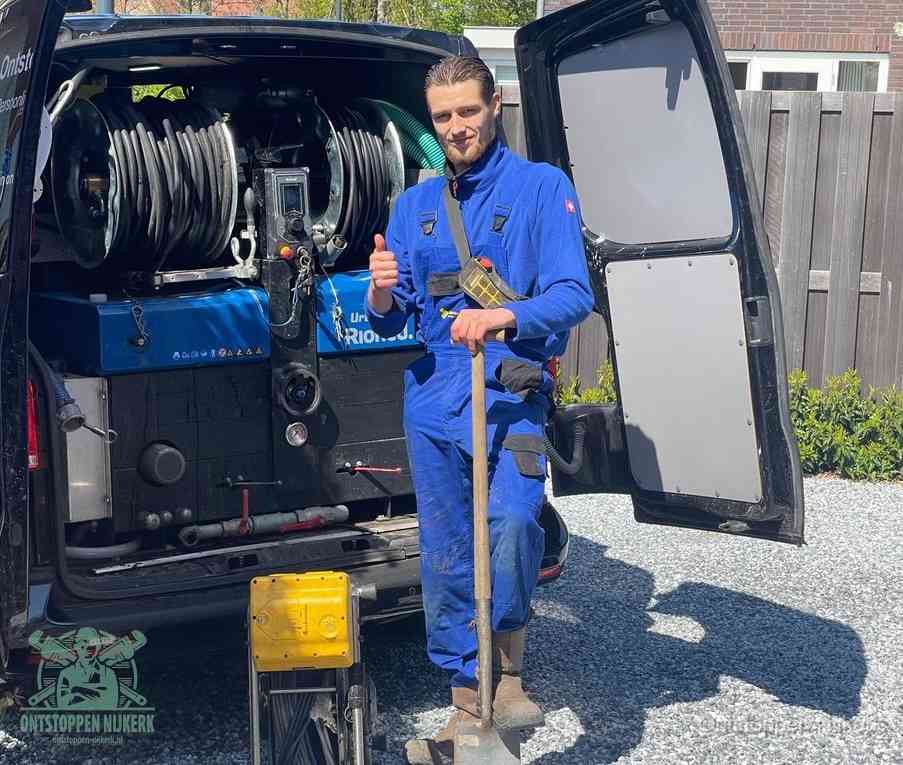 Een tevreden monteur met opgestoken duim naast de bestelbus, slim ingrijpen bespaart kosten bij een verstopte afvoer in Nijkerk