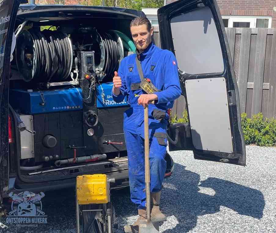 Een tevreden monteur met opgestoken duim na een geslaagde klus, slim ingrijpen bespaart kosten bij een verstopte wc in Nijkerk