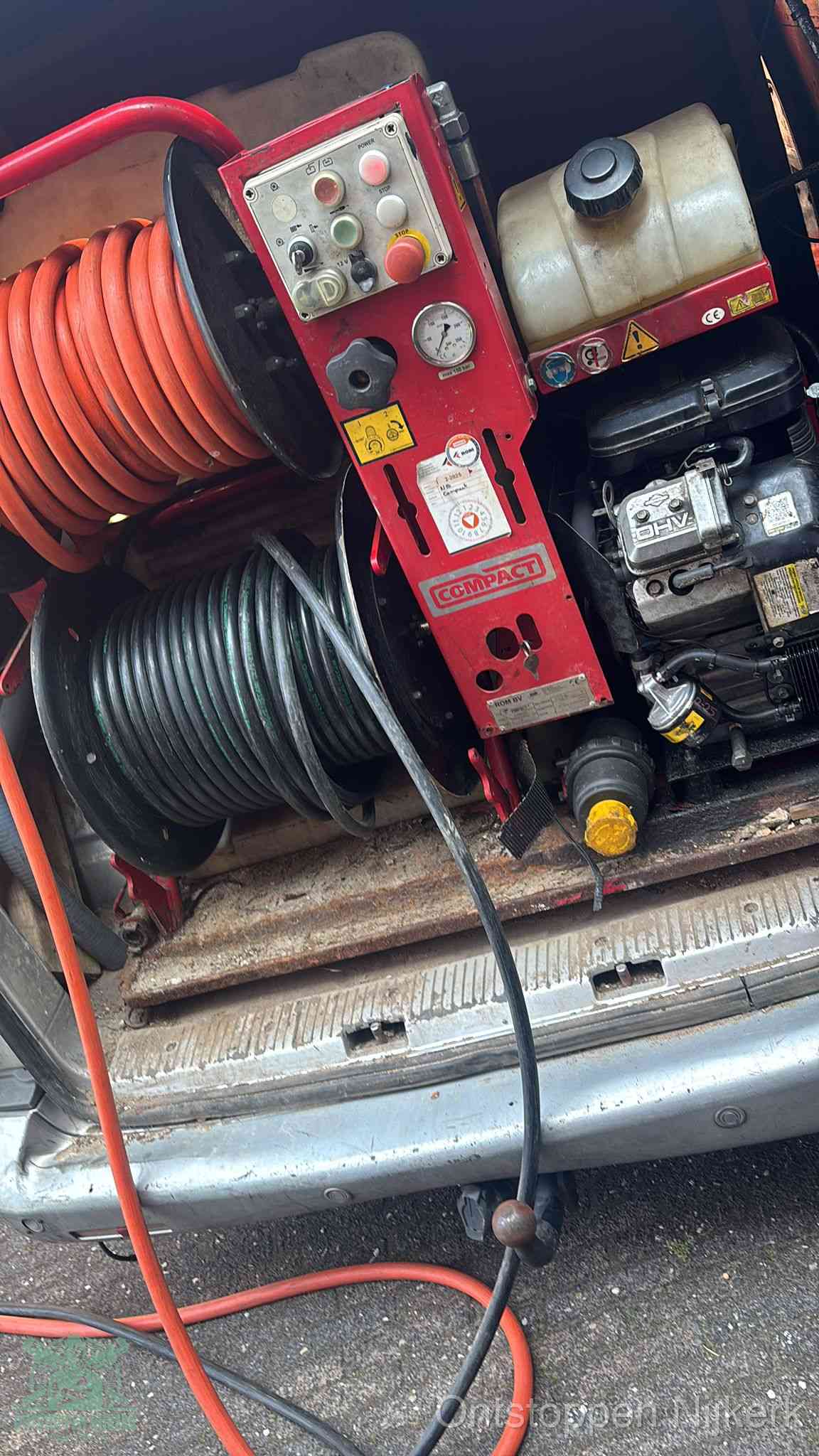 Een rood hogedruk-rioolreinigingstoestel in de laadbak van de bedrijfsbus, apparatuur voor een hardnekkige afvoerverstopping in Nijkerk