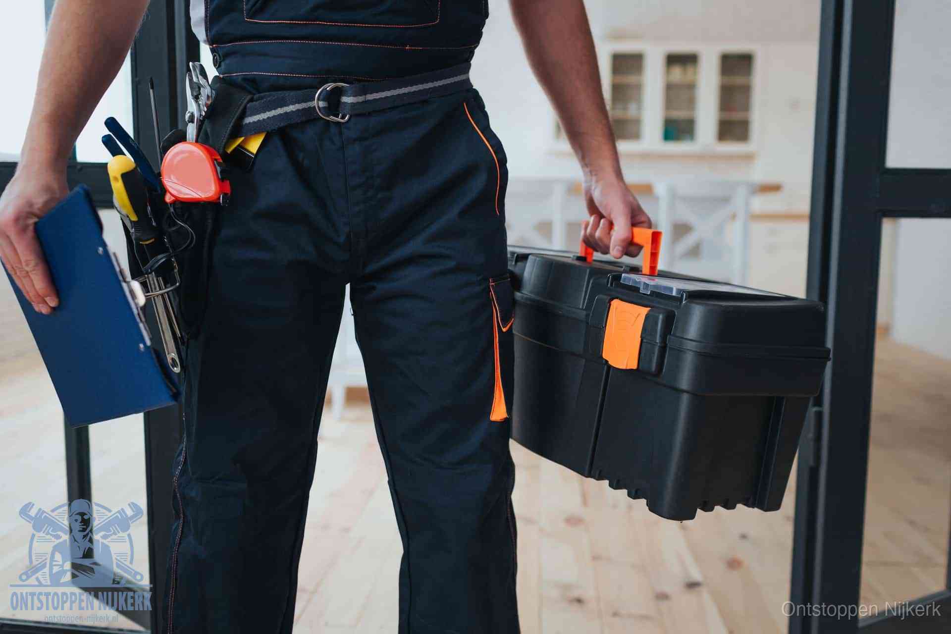 Een monteur met gereedschapsriem en klembord, klaar om een transparante prijs voor het wc ontstoppen in Nijkerk te geven