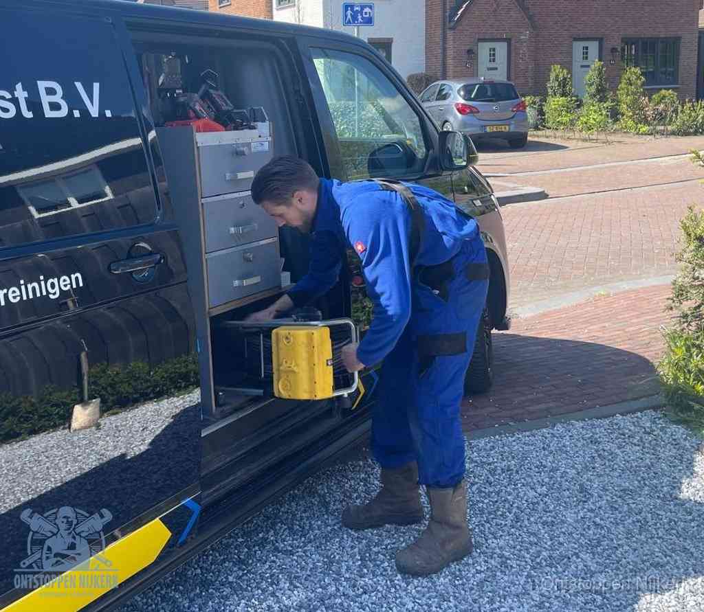 Een monteur pakt apparatuur uit de bedrijfsbus voor service aan huis, het moment om een professional in te schakelen in Nijkerk