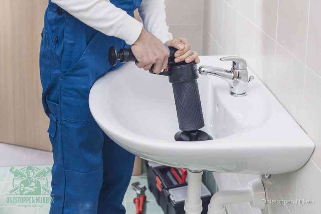 Een te ruwe doe-het-zelf poging met een hand-pomp op de afvoer van een badkamer-wastafel, een van de veelgemaakte fouten bij afvoer ontstoppen in Nijkerk