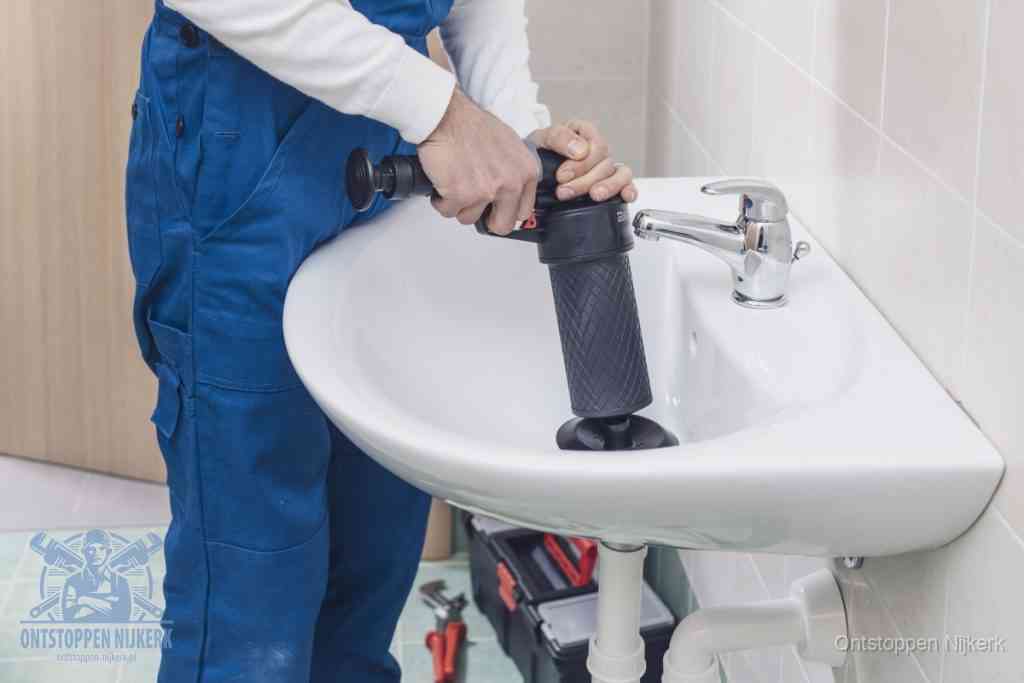 Een te ruwe doe-het-zelf poging met een handmatige perslucht-ontstopper op een sanitair-afvoer, een van de veelgemaakte fouten bij wc ontstoppen in Nijkerk