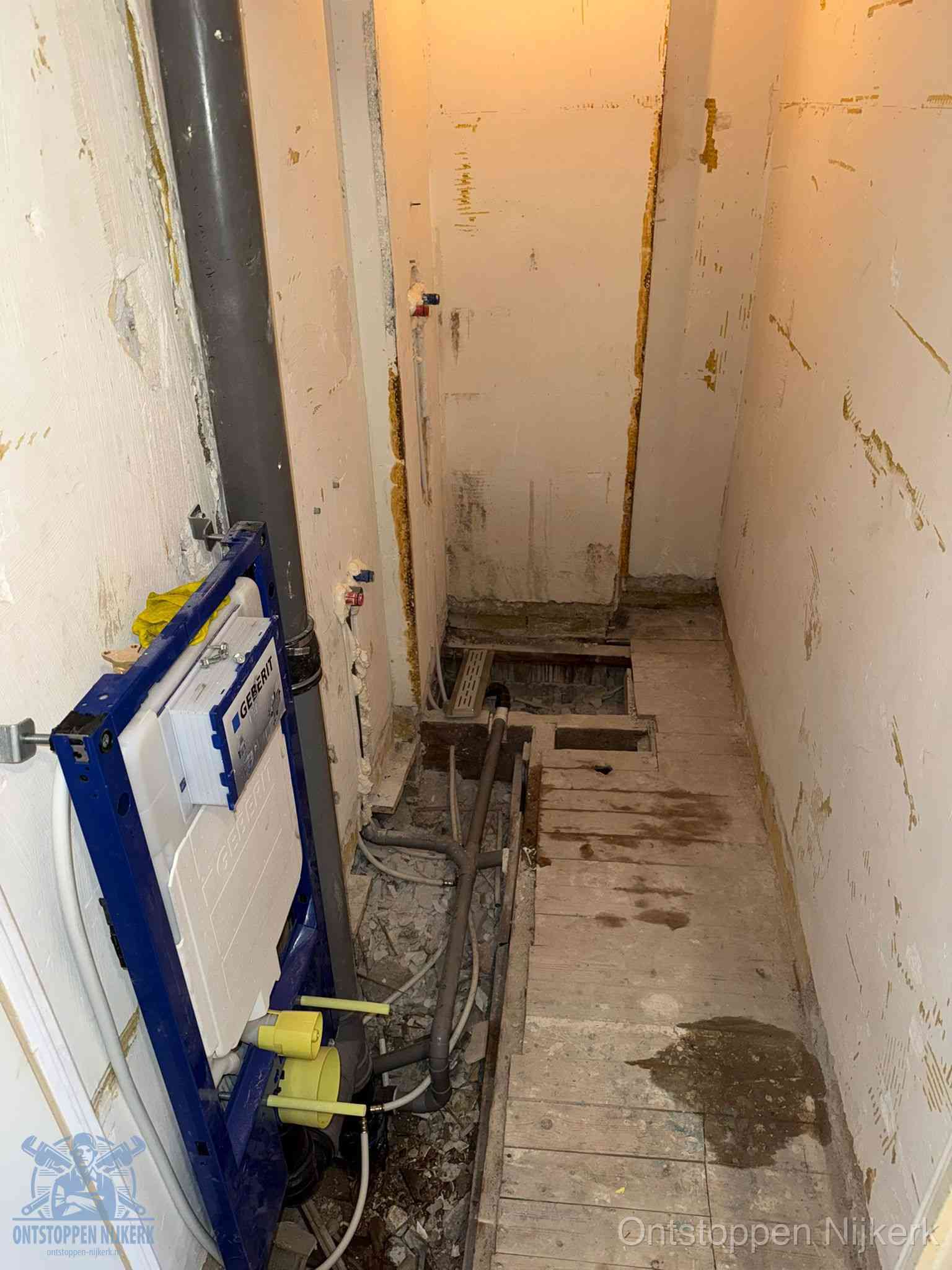 Een opgebroken toiletruimte tijdens renovatie met een Geberit inbouwreservoir en blootliggende oude afvoerleidingen, typisch voor oudere woningen in Nijkerk